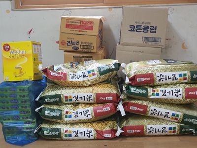 윤지유 후원가족님의 후원물품(쌀 200kg, 커피 1박스, 과자 1봉지, 물티슈 2박스, 라면 3박스)
