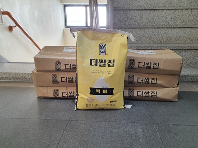 9월 8일 무명님의 후원물품(쌀 70kg), 더쌀집 6박스와 한 포대의 모습