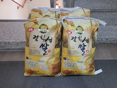 최은정 후원가족님의 후원물품(쌀 40kg) 복도에서 찍은 강화성쌀 4포대의 모습