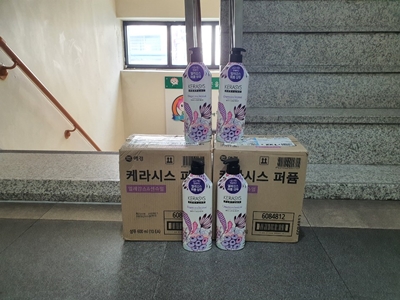 장지현 후원가족님의 후원물품(샴푸 2박스)케라시스 퍼퓸 2박스와 박스 앞과 위에 각각2개씩 놓아져 있는샴푸의 모습 