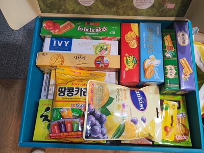 김민호 후원가족님의 후원물품(과자 1박스)상자 안에 다양한 과자와 사탕이 담아져 있는 모습