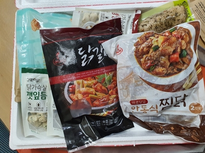 박재선 후원가족님의 후원물품(닭고기 선물세트 10박스) 아이스박스 안에 다양한 닭고기 음식이 담아져 있는 모습