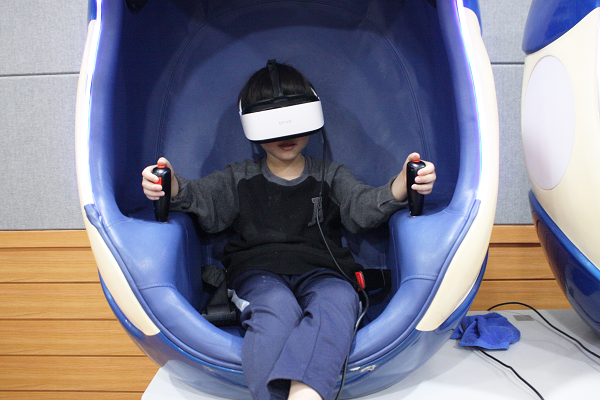 꾸러기한마당에서 VR을 즐기는 장애아동