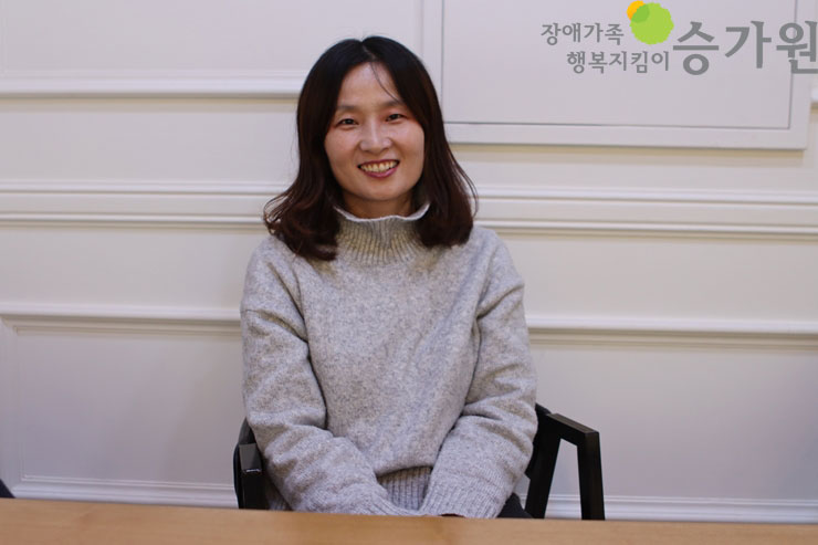 미소를 지으며 카메라를 바라보고 있는 김영주 후원가족님.장애가족행복지킴이승가원ci
