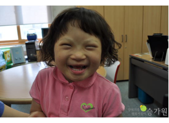 정미송 장애아동의 밝게 웃고 있는 어릴적 사진. 장애가족행복지킴이 승가원 CI