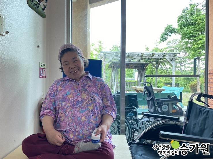 김미자 장애가족이 행복하게 웃고 있는 모습, 장애가족행복지킴이 승가원ci 삽입