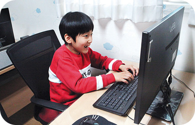컴퓨터하는 아동