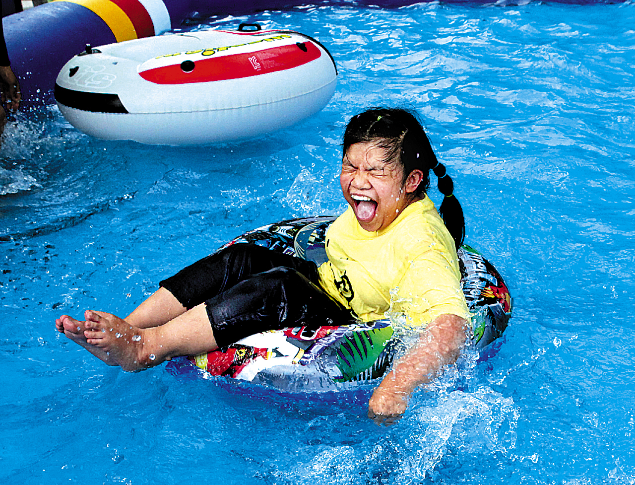 승가원 여름통합캠프에서 튜브를 타며 물놀이를 하고 있는 장애아동의 모습이다. 얼굴엔 웃음이 가득하다.