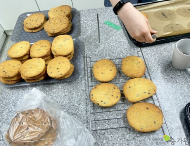 CI삽입 장애가족 행복지킴이 승가원,판매될 쿠키에 장애가족들이 쓴 응원문구가 적혀져있는 사진