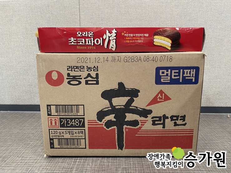 박종철 후원가족님의 후원물품(과자 1박스와 라면 1박스)