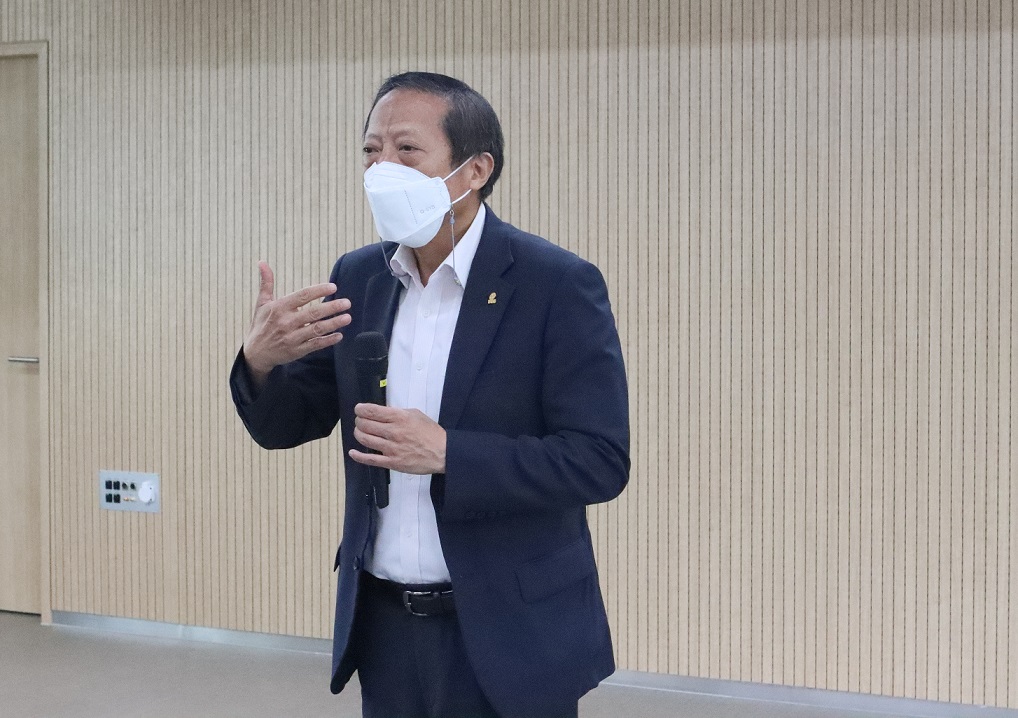 불교방송 이선재사장이 승가원 장애가족을 위한 응원의 한마디를 전하고 있는 모습. 마이크를 들고 말하고 있다