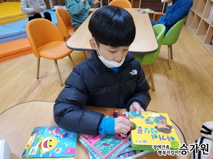 김동재 장애아동이 책읽기 활동을 하고 있는 모습
