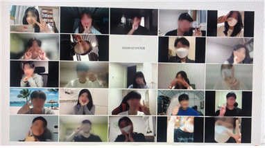 24명의 강남대학교 사회복지학부 쏘시오 드라마 동아리원들이 줌으로 비대면 정기회의에 참여하고 있는 모습이다. 학생들의 얼굴이 컴퓨터 화면에 띄워져 있다.