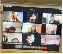 강남대학교 사회복지학부 나날의 동아리원 9명이 줌으로 비대면 회의에 참여하고 있는 모습이다. 학생들의 얼굴이 컴퓨터 화면에 띄워져 있다. 
