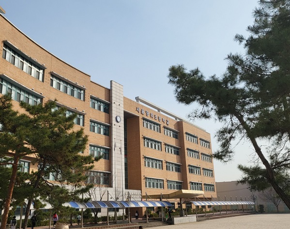 서울장위초등학교 전경,갈색벽돌의 5층짜리 학교건물이 보이고 서울장위초등학교라고 적혀있다.