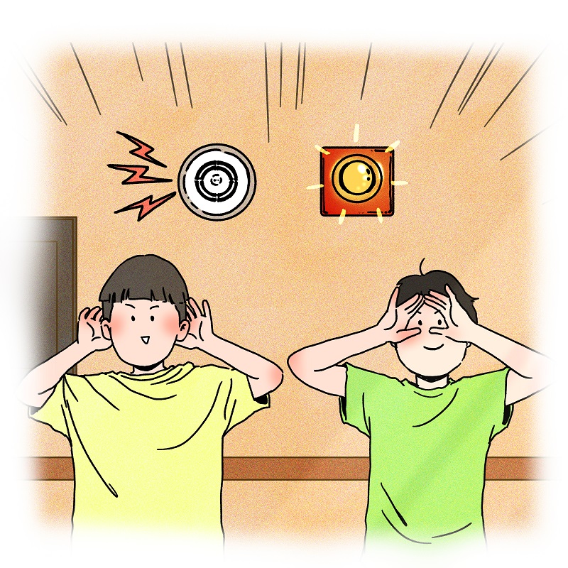 시청각경보기 아래에서 양쪽 귀에 손을 대고 소리를 듣는 남자아이, 양쪽 눈에 손을 대고 보는 모습을 표현하는 남자아이가 한명씩 서있는 그림.